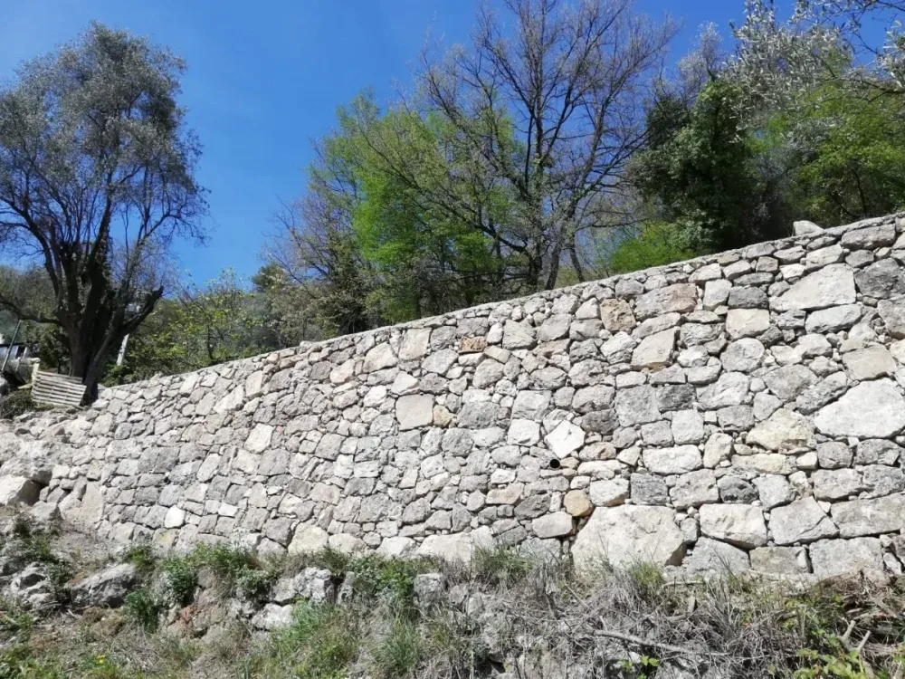 Création de murs en pierre près de Utelle