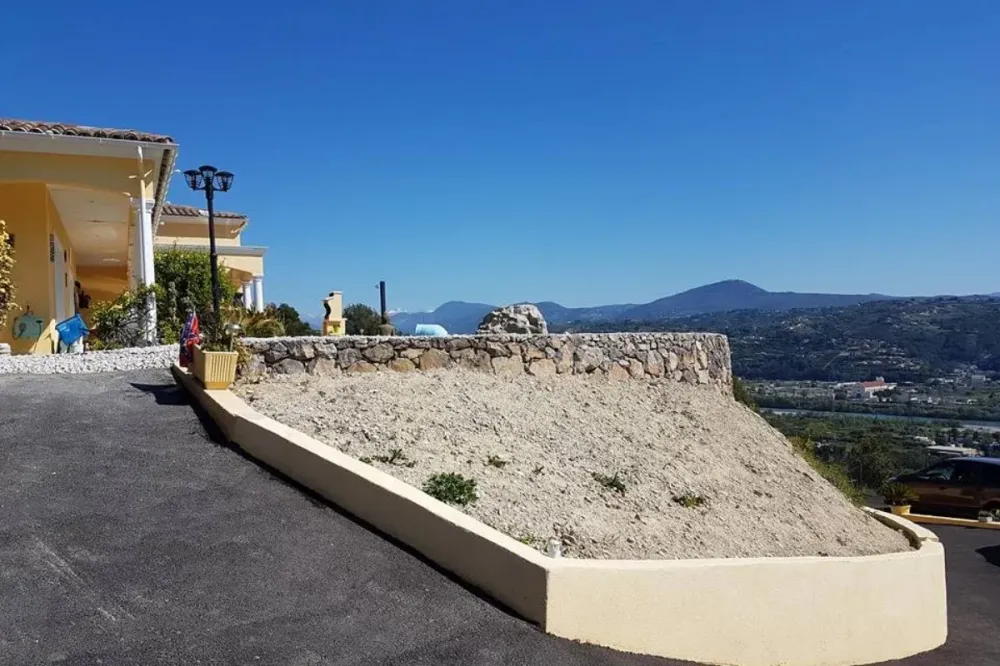 Nivellement de terrain près de Utelle