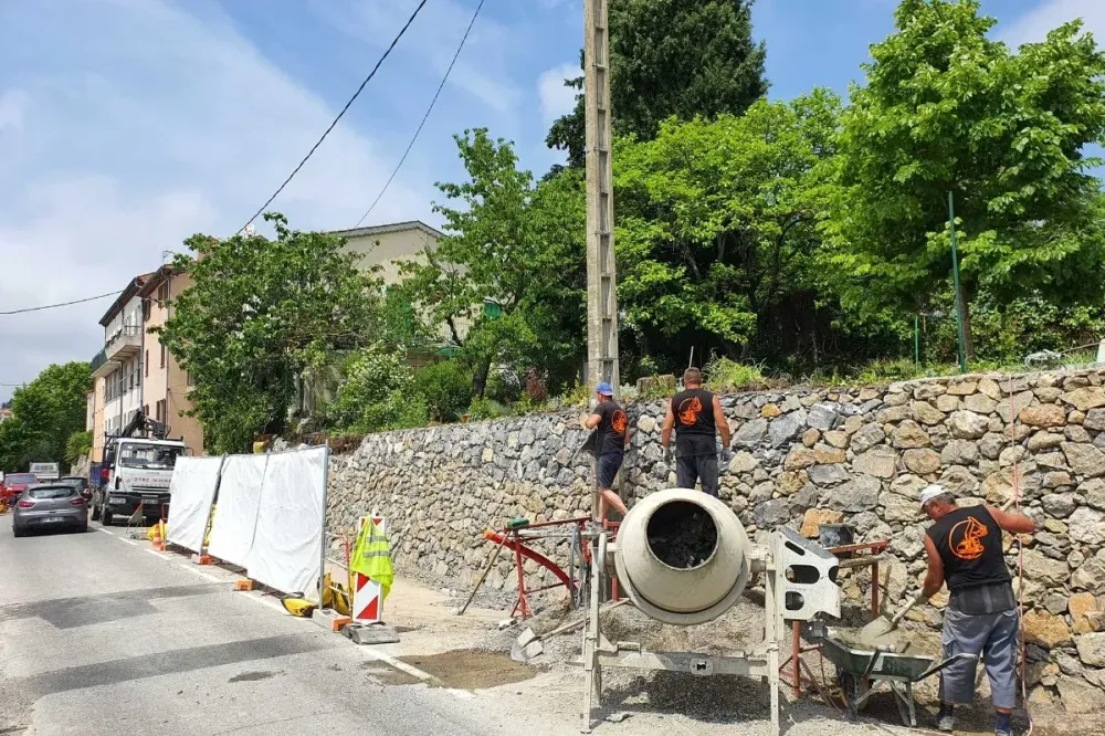david-terrassement-renovation-construction-d-t-r-c-mur-en-pierre-a-levens-pres-d-aspremont-Maconnerie-3